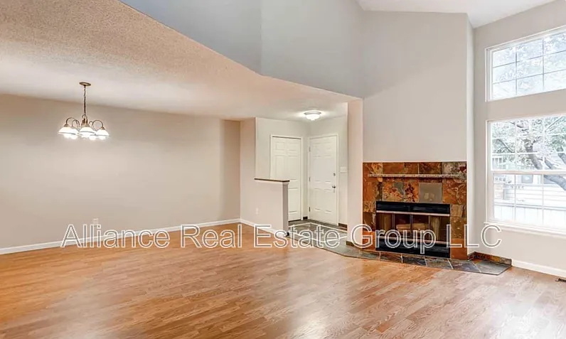 3 bed, 3.5 bath, 1889 sqft, $2,600 — Photo 4