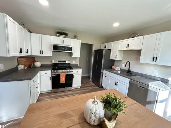 4358 Manor Wood Dr S, Traverse City, MI 49685