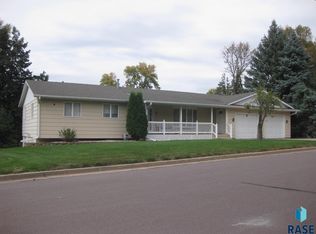 511 Sunset Dr, Dell Rapids, SD 57022