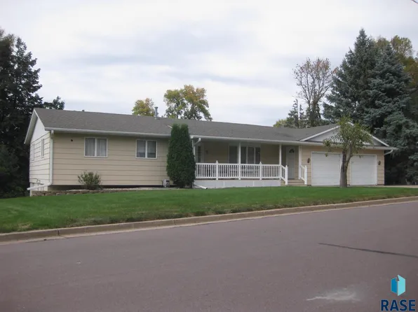 511 Sunset Dr, Dell Rapids, SD 57022