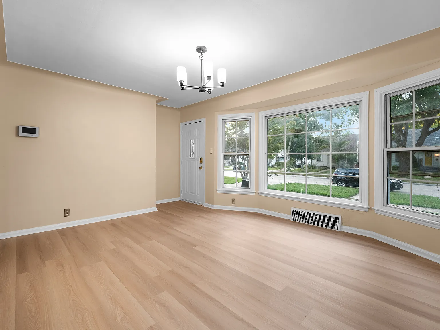 3 bed, 1134 sqft, $1,900 — Photo 4