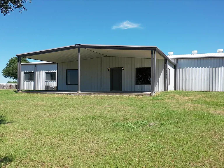 8616 FM 2502 — Photo 16