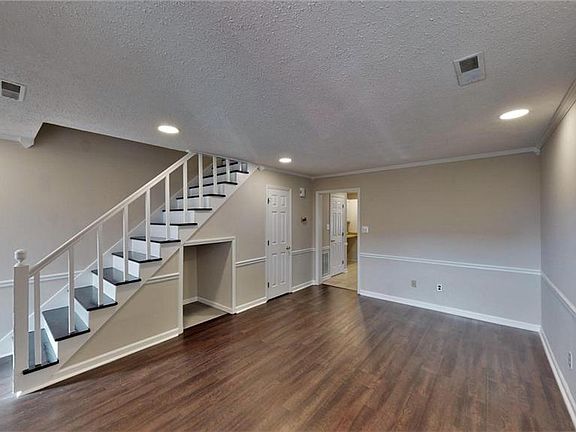2nd image of 380 Vista Cir APT A