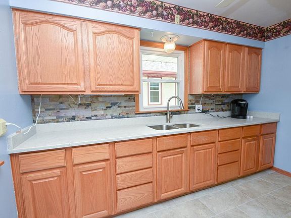 5th image of 1581 Sherwood Ave