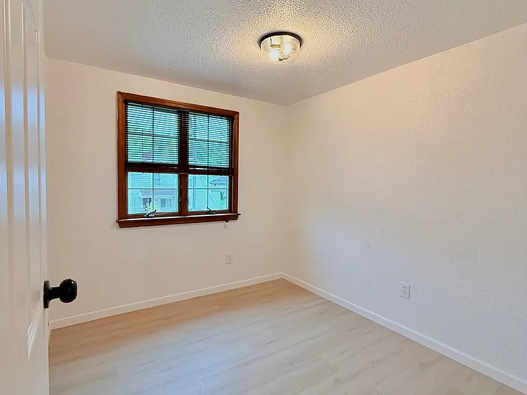 57 Zeller St — Photo 32