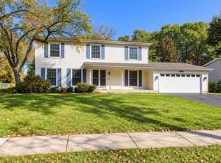 624 Green Oaks Dr, Crystal Lake, IL 60014