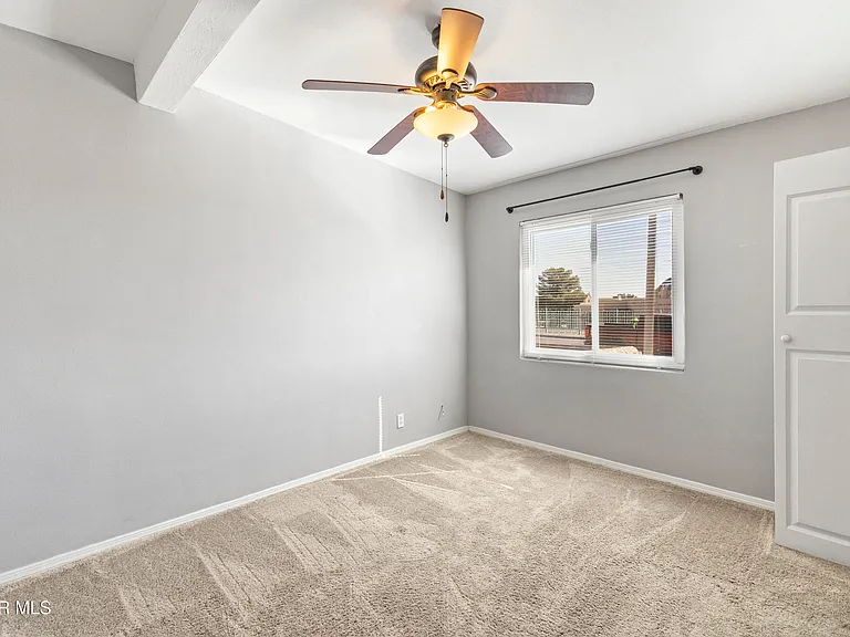 1015 N Clark Dr — Photo 16
