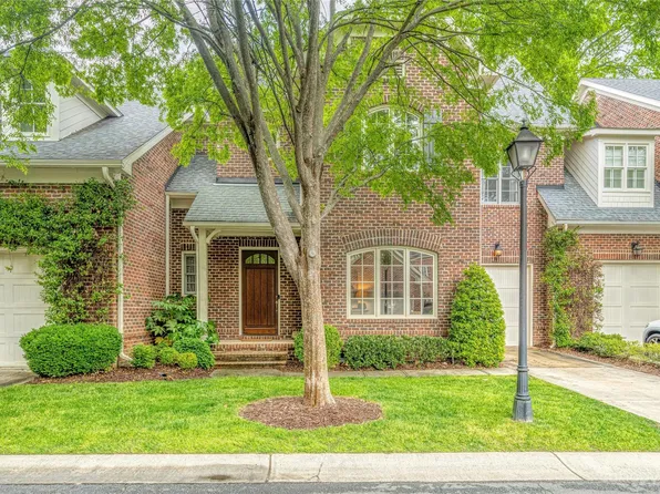 239 Crownsgate Ct, Charlotte, NC 28207