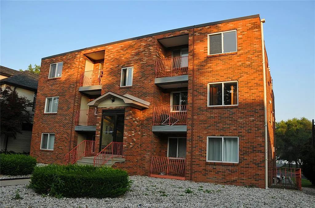 3044 Sandwich St — Photo 3