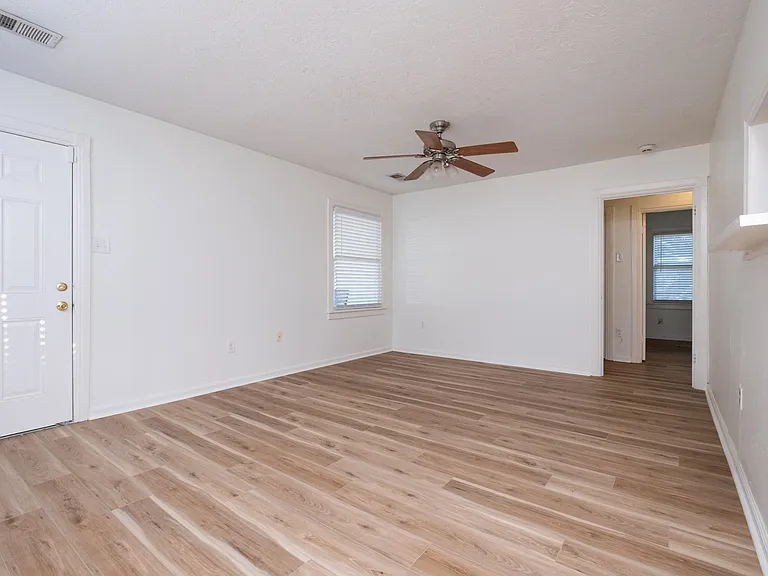 1808 Iris St — Photo 3