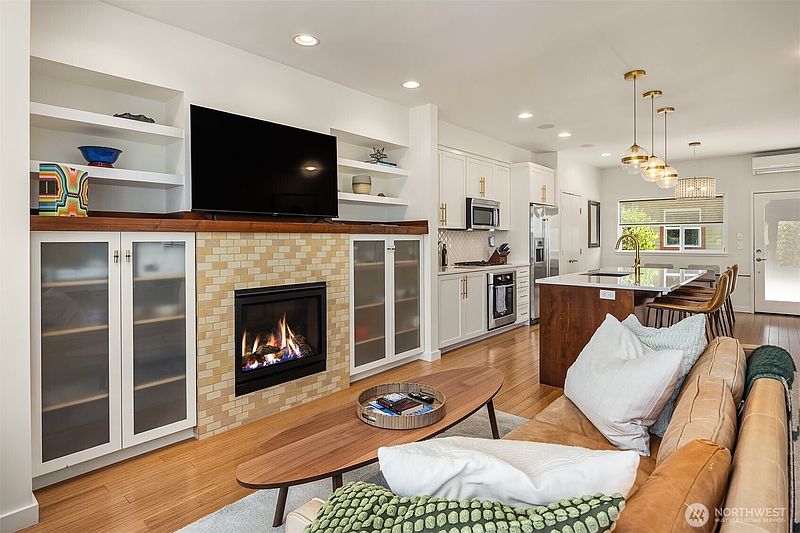 2nd image of 209 27th Avenue E #B