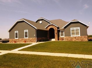 1001 Birdie Dr, Dell Rapids, SD 57022