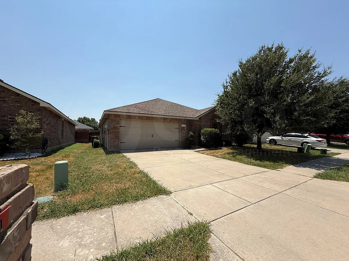 4 bed, 2.0 bath, 1777 sqft, $2,199 — Photo 3