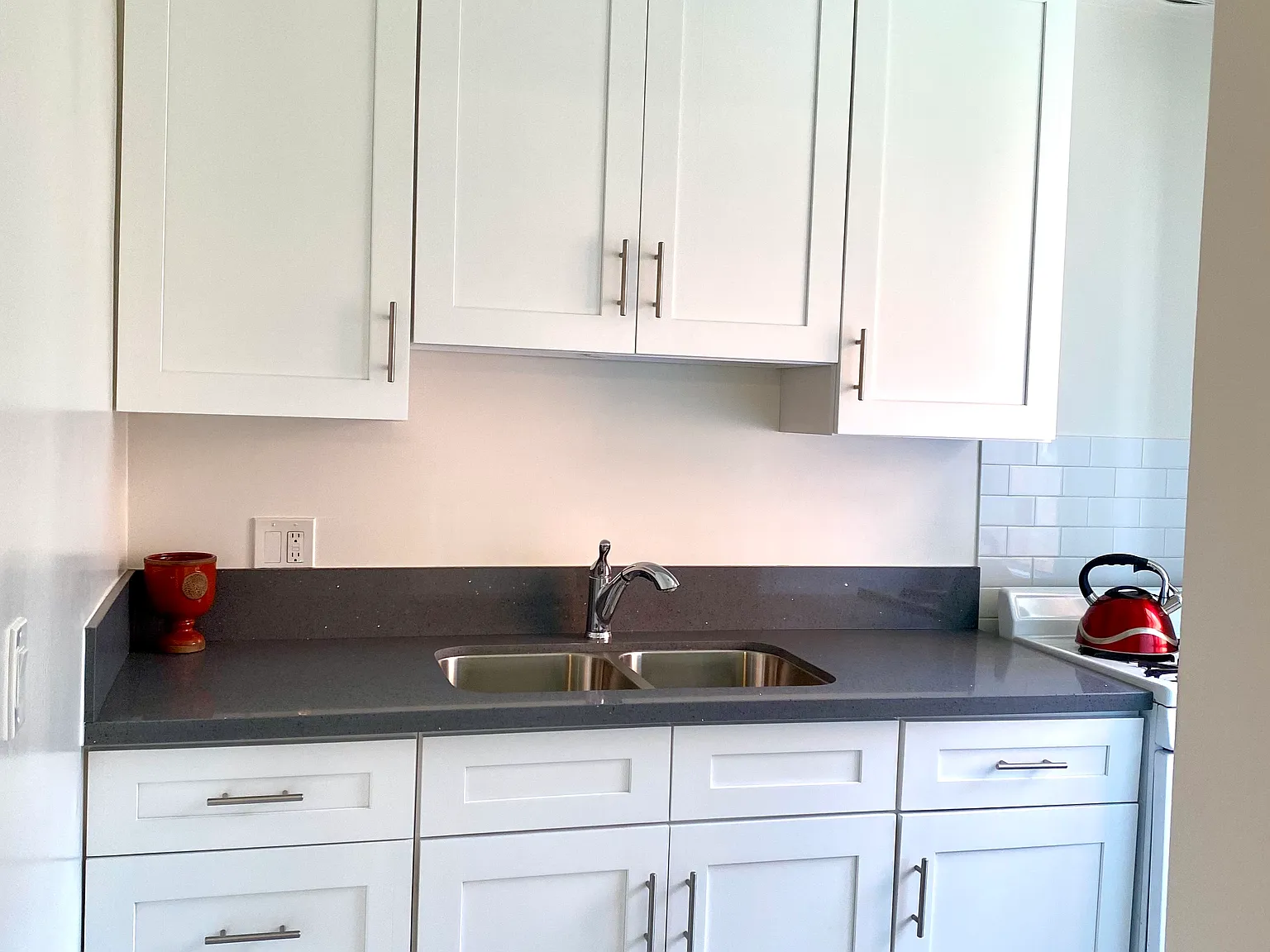 2890 Leeward Ave — Photo 2