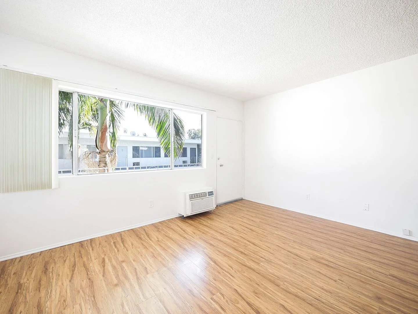 15925 Victory Blvd — Photo 4