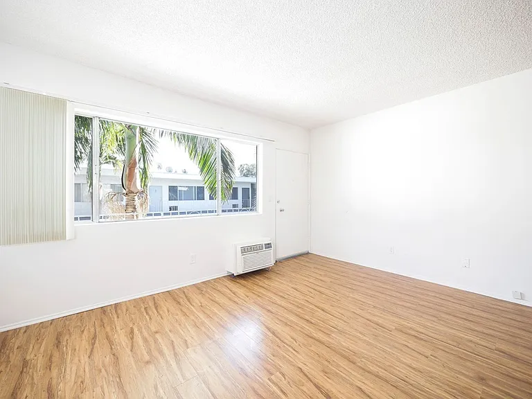 15925 Victory Blvd — Photo 26