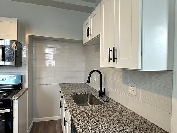 3rd image of 845 Suismon St Floor 1