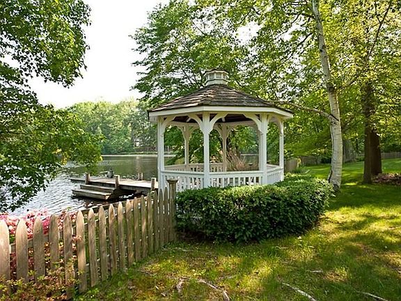 Gazebo, gardens &amp;amp; spacious
        lawns