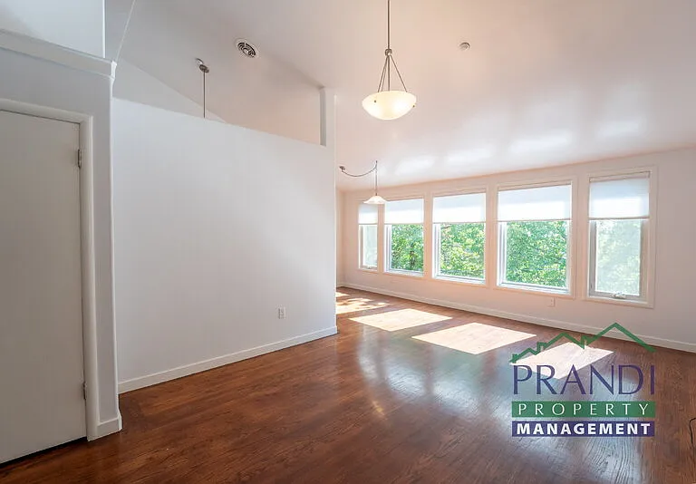 325 Montecito Ave — Photo 3