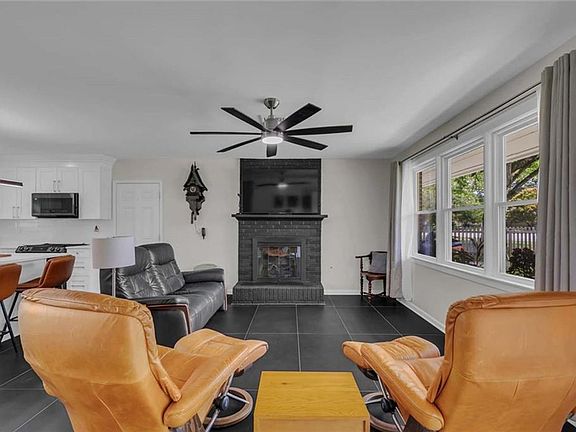 3rd image of 13 Wendfield Cir