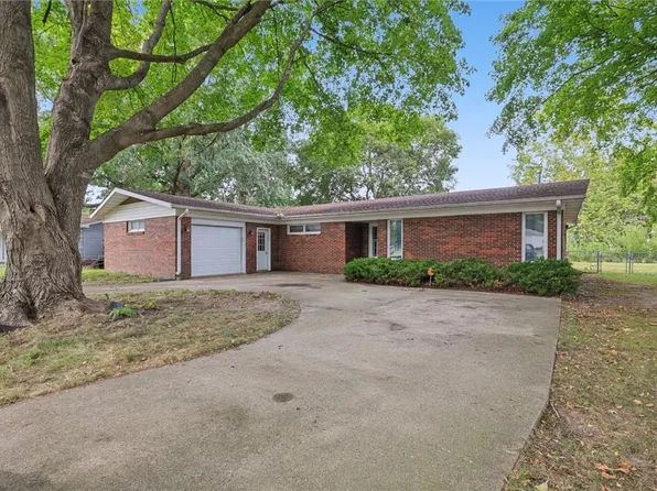 209 Matteson Dr, Villa Grove, IL 61956