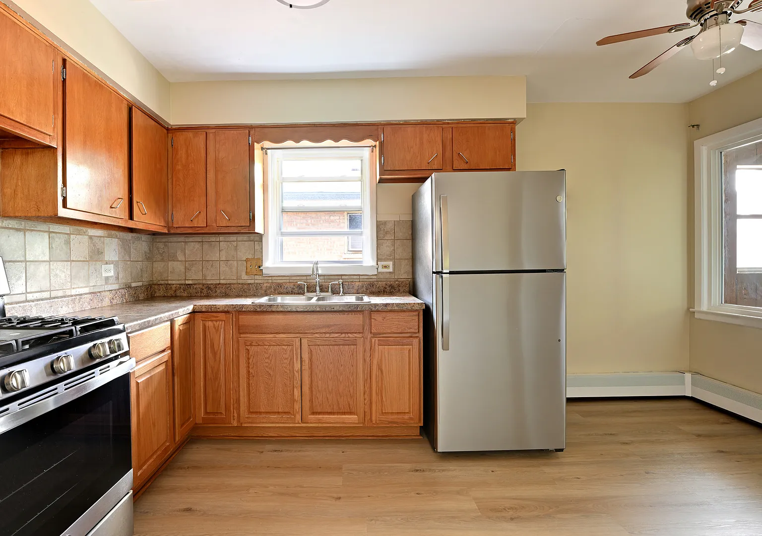 3 bed, 898 sqft, $2,100 — Photo 4