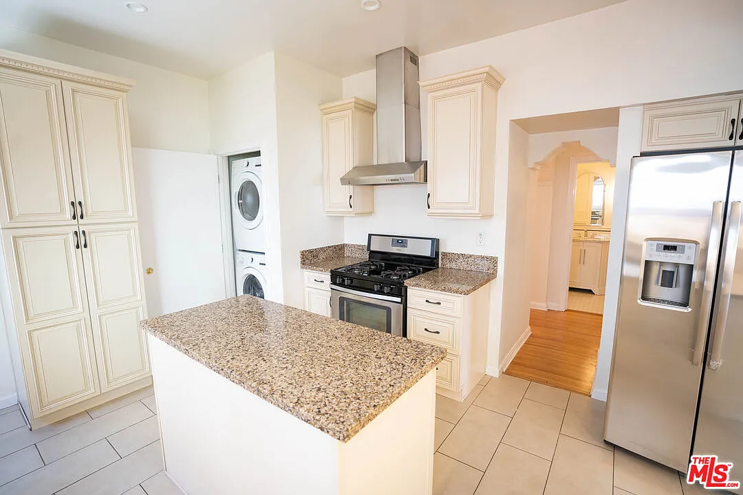 3 bed, 3.5 bath, 2300 sqft, $5,995 — Photo 1