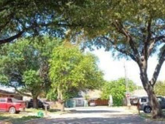 Exterior Neighborhood (street photo)