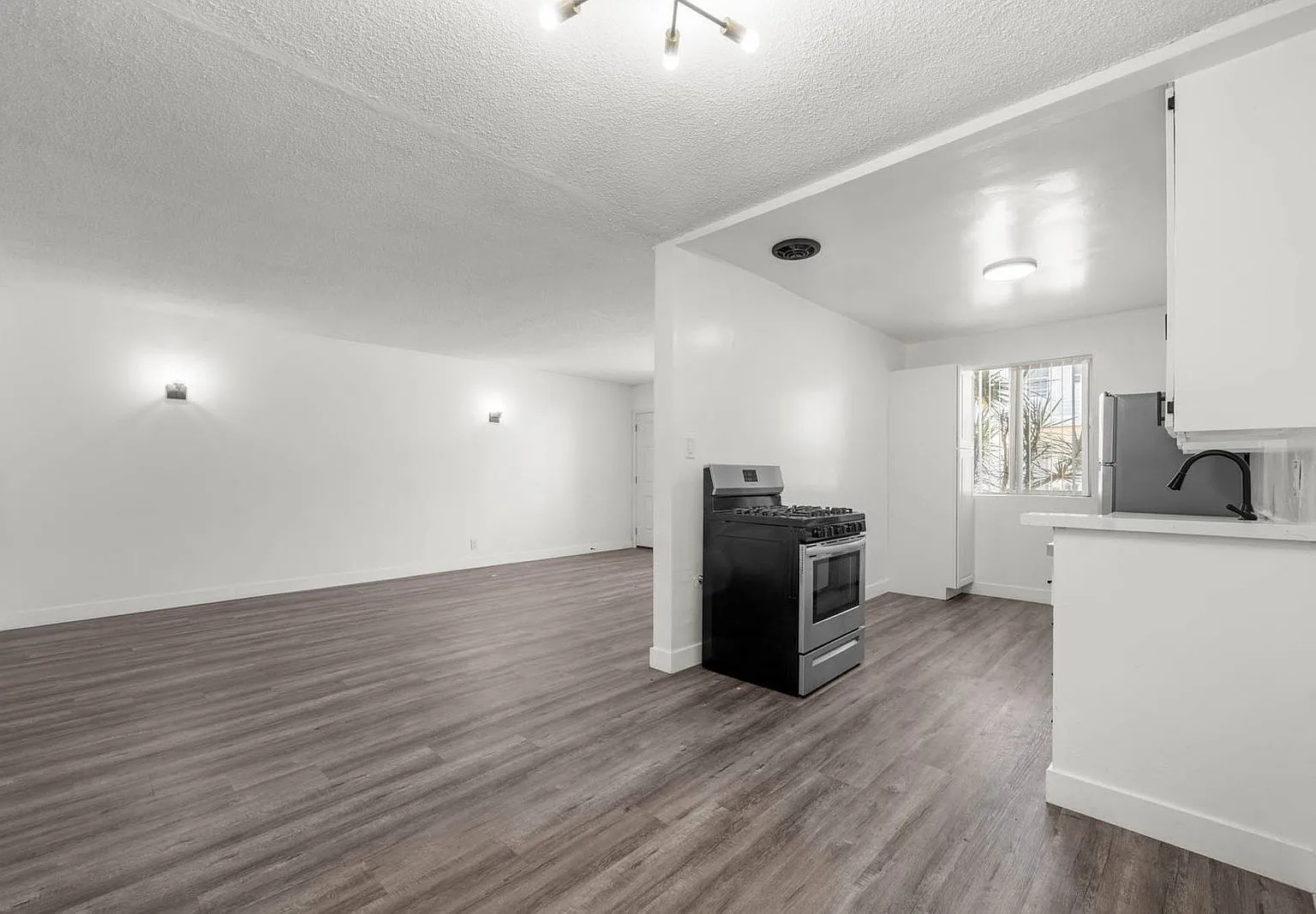 2 bed, 2.0 bath, 825 sqft, $2,062 — Photo 4