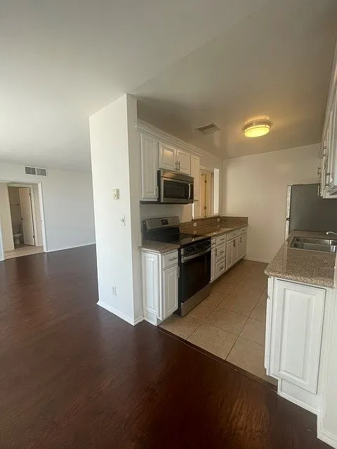 125 N Barrington Ave — Photo 3