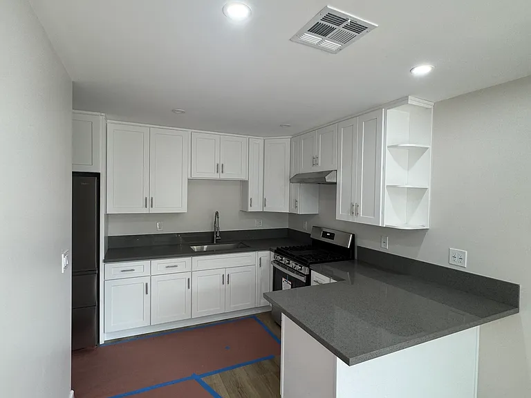 1674 Griffith Park Blvd #5 — Photo 2