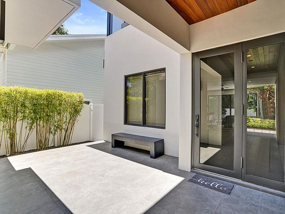 3rd image of 918 SE 8th Street