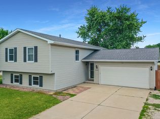 2702 Rocksbury Dr, Bloomington, IL 61705