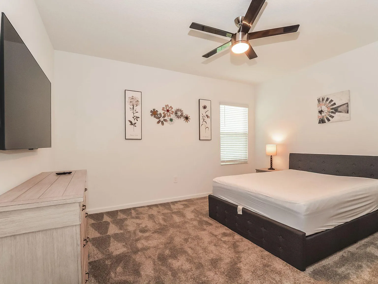 4 bed, 2.5 bath, 3379 sqft, $923 — Photo 1