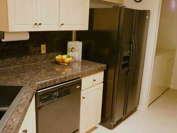 Kitchen/refrigerator