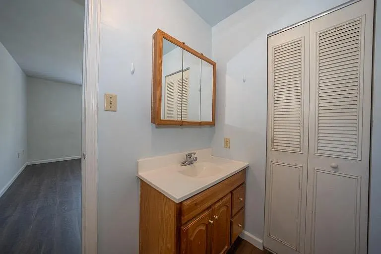 bathroom in master room