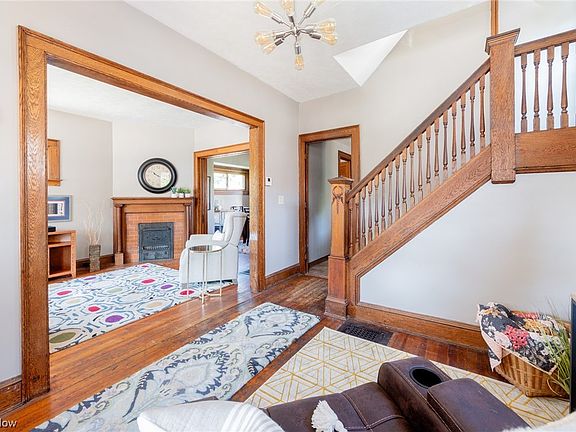4th image of 1490 Roycroft Ave