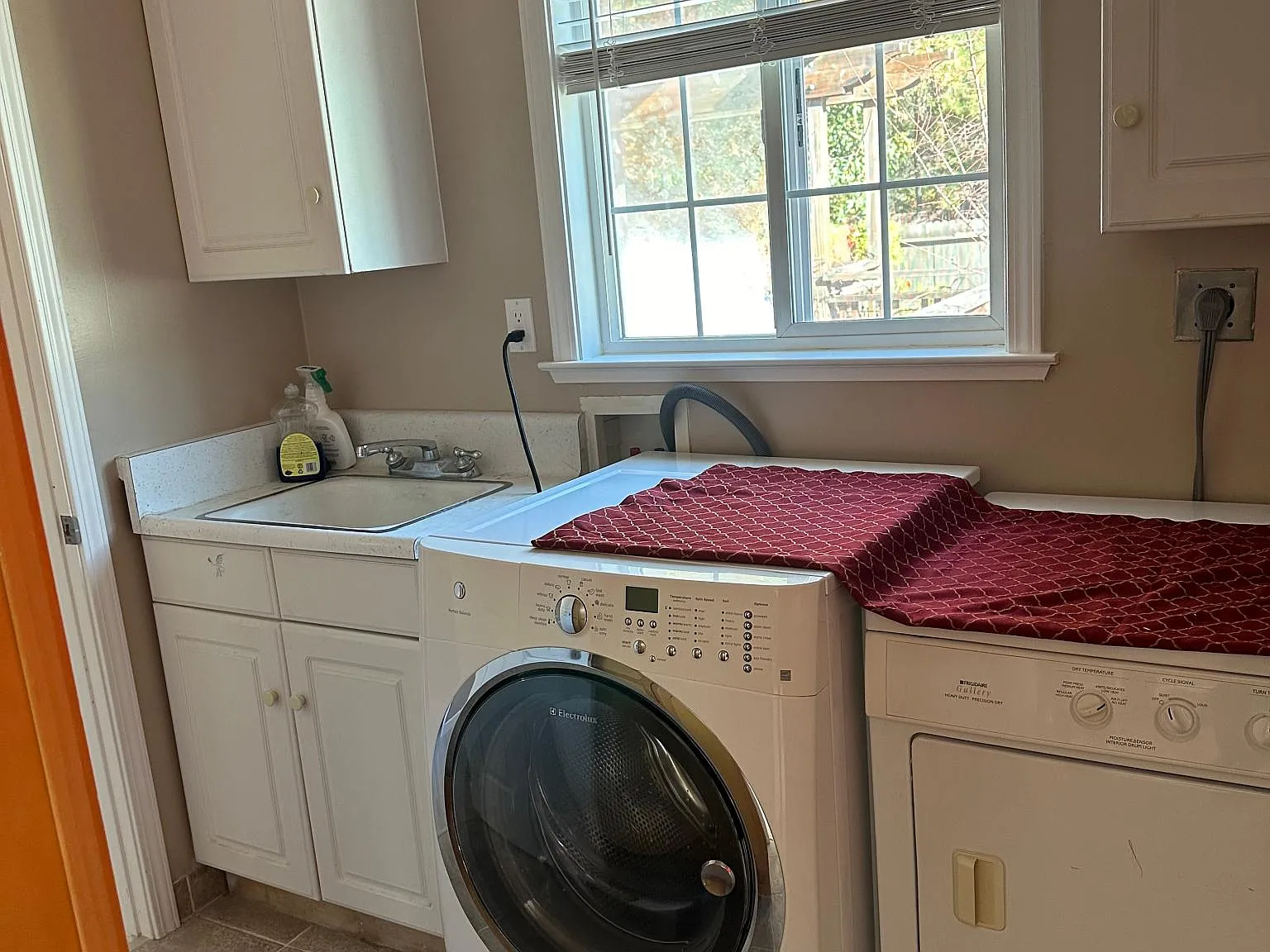 3 bed, 2025 sqft, $5,500 — Photo 4
