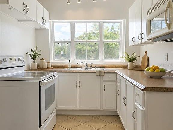 5th image of 5825 YUCATAN DRIVE