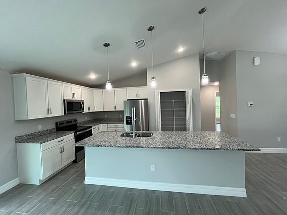 5th image of 634 Flamingo Ave S
