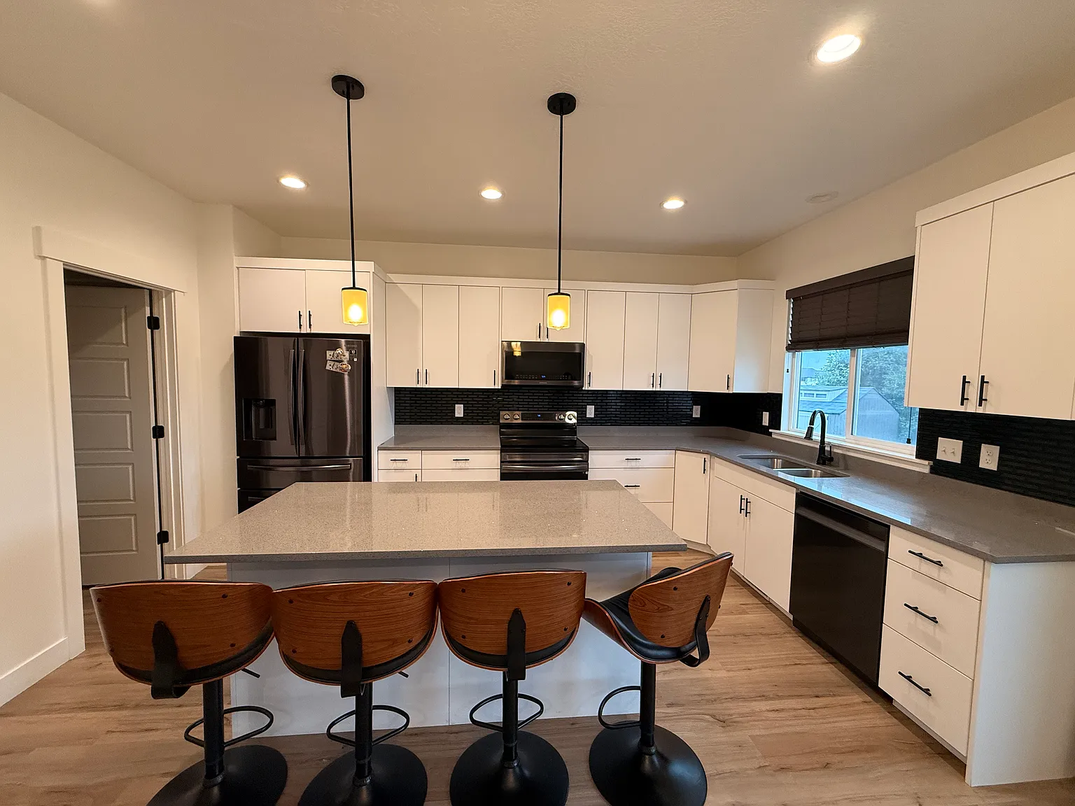 4 bed, 2.5 bath, 1932 sqft, $2,600 — Photo 3