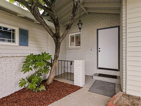5th image of 2075 Glenrose Dr