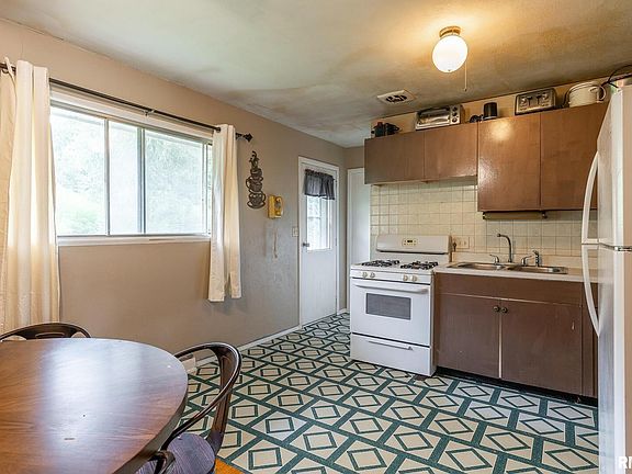 3rd image of 3160 Diehn Ave