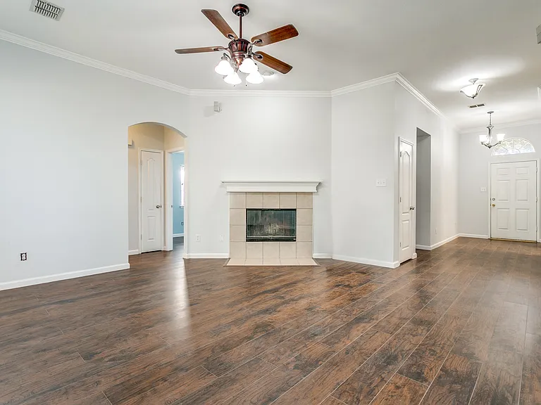 2408 Graystone Ln — Photo 9