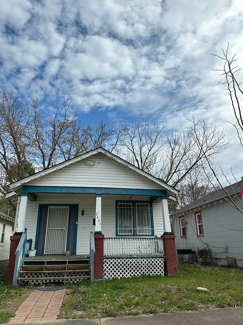 2 bedroom house with central ac/heat, laundry, nice back yard — Photo 2