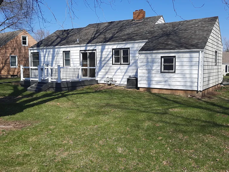 1339 Highland Dr — Photo 2