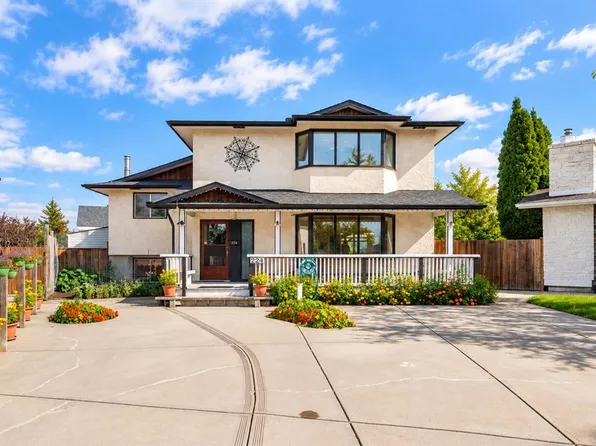 224 SW Pinetree Bay NE, Calgary, AB T1Y 1M1