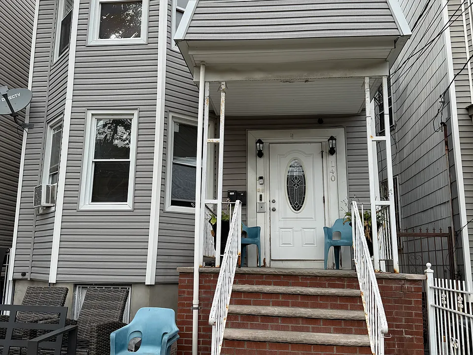140 Stevens Ave