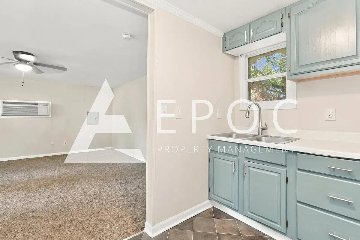 400 South Josephine Boyd Street — Photo 4