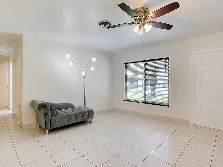 970 SW 3rd Ave — Photo 5